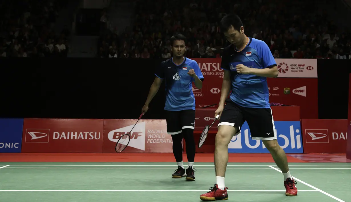 Ganda putra Indonesia, Mohammad Ahsan/Hendra Setiawan, saat menghadapi ganda Chinese Taipei, Lee Yang/Wang Chi Lin, pada laga Indonesia Masters 2020 di Istora Senayan, Jakarta, Jumat (17/1). Ahsan/Hendra menang 9-21, 21-15, dan 21-19. (Bola.com/Yoppy Renato)