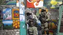 Tentara berpatroli di Petion Ville, lingkungan tempat mendiang Presiden Haiti Jovenel Moise tinggal di Port-au-Prince, Haiti, Rabu (7/7/2021).   Beberapa penyerang berbicara dalam bahasa Spanyol tetapi tidak memberikan penjelasan lebih lanjut. (AP Photo/Joseph Odelyn)