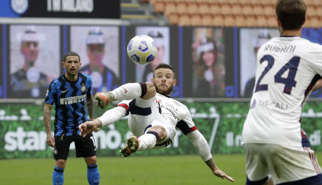 Pemain Cagliari, Nahitan Nandez melakukan tendangan salto saat bertanding melawan Inter Milan pada pertandingan lanjutan Liga Serie A Italia di stadion San Siro di Milan, Italia, Minggu (11/4/2021). Kemenangan ini membuat Inter tetap kokoh di puncak klasemen dengan 74 poin. (AP Photo/Luca Bruno)