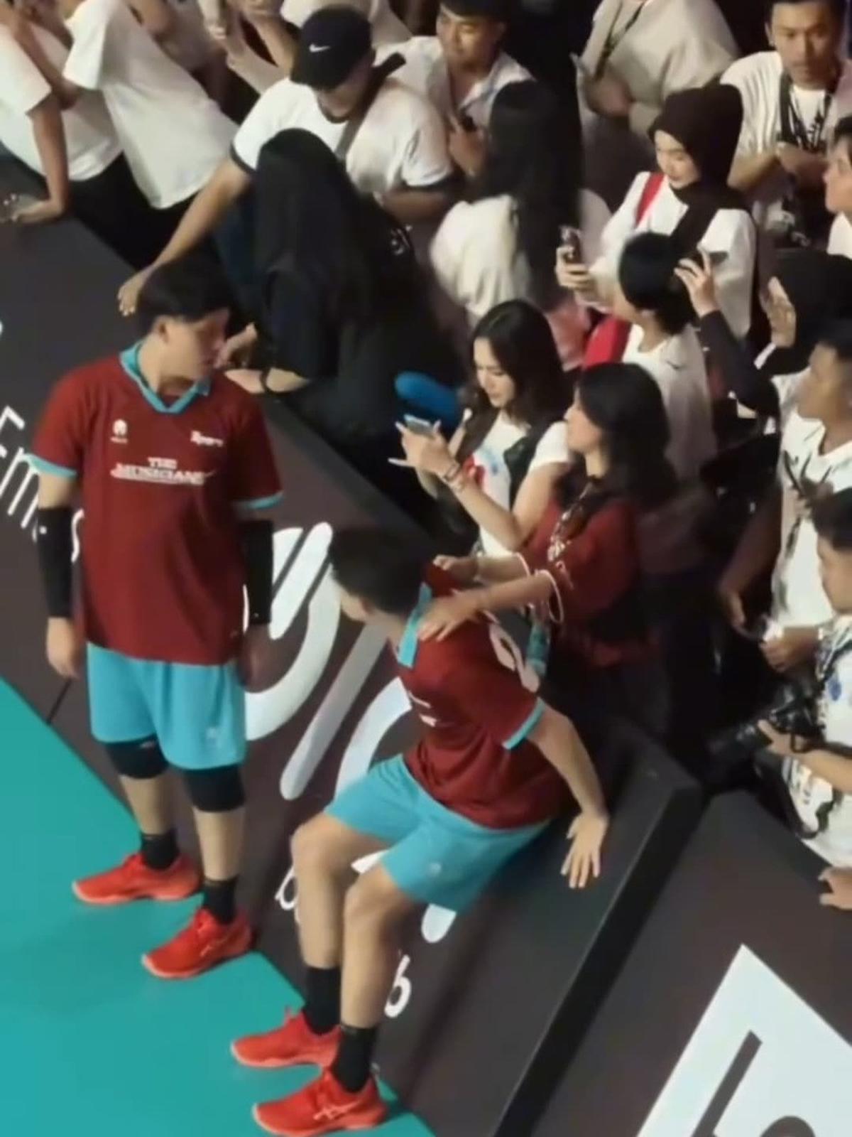 Potret Interaksi Nyoman Paul dan Keisya Levronka di Bahkan Voli 2, Usap Kepala - Rangkul dari Belakang