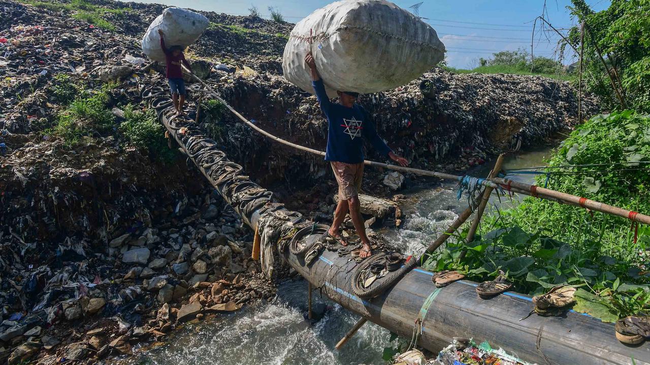 FOTO: Aliran Kali Pesanggrahan Menyempit Akibat Longsoran Sampah TPA Cipayung