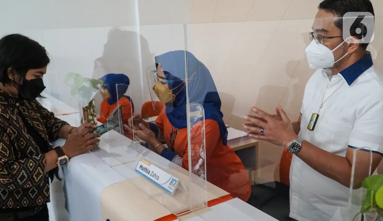 COO ACC Ezar Kumendong melihat layanan pelanggan pada Hari Pelanggan Nasional 2021 di ACC Kebon Jeruk, Jakarta, Jumat (03/09/2021). ACC memberikan program diskon denda 50% bagi pelanggan yang melakukan pembayaran denda secara lunas periode 1-30 September 2021. (Liputan6.com/HO/Eko)