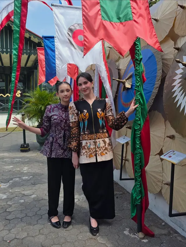 5 Potret Arumi Bachsin dan Anak Kompak Pakai Batik saat di Yogya, Tampilan Anggun dan Serat Nilai Budaya