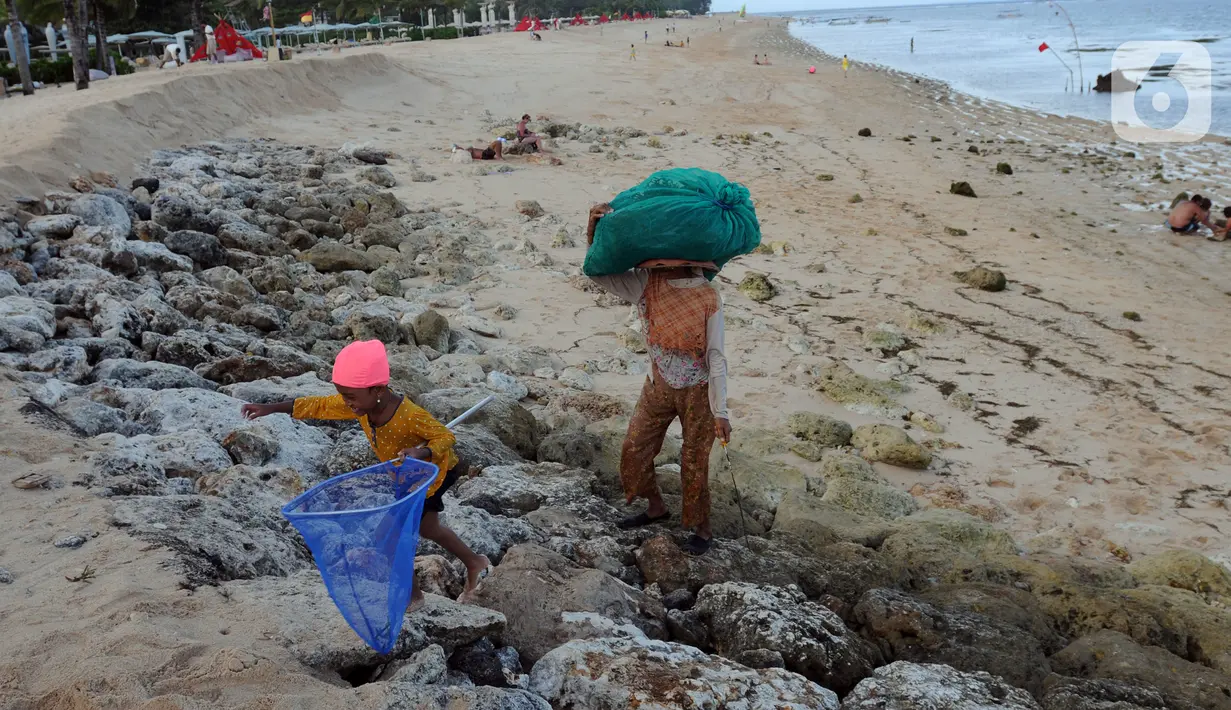 <p>Warga Desa Adat Peminge mengumpulkan lepasan rumput laut di kawasan Pantai Geger Mulya, Nusa Dua, Bali, Selasa (3/5/2022). Rumput laut kering dijual dengan harga Rp 5.000/kg atau pendapatan rata-rata sehari mereka hanya Rp 20 ribu. (merdeka.com/Arie Basuki)</p>