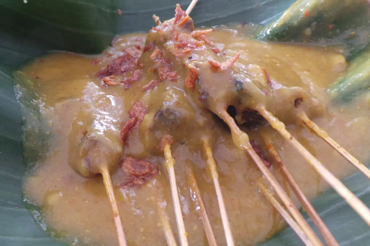 Sate Padang menggoda lidah, tapi bagaimana dampaknya bagi kolesterol Anda? (Foto: Gesit Prayogi/Liputan6.com)