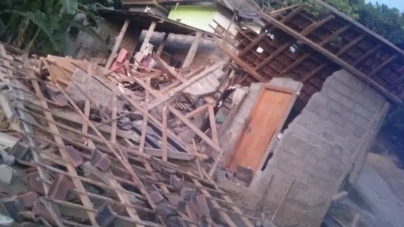 Rumah Roboh Akibat Gempa Magnitudo 4,8 di Bali