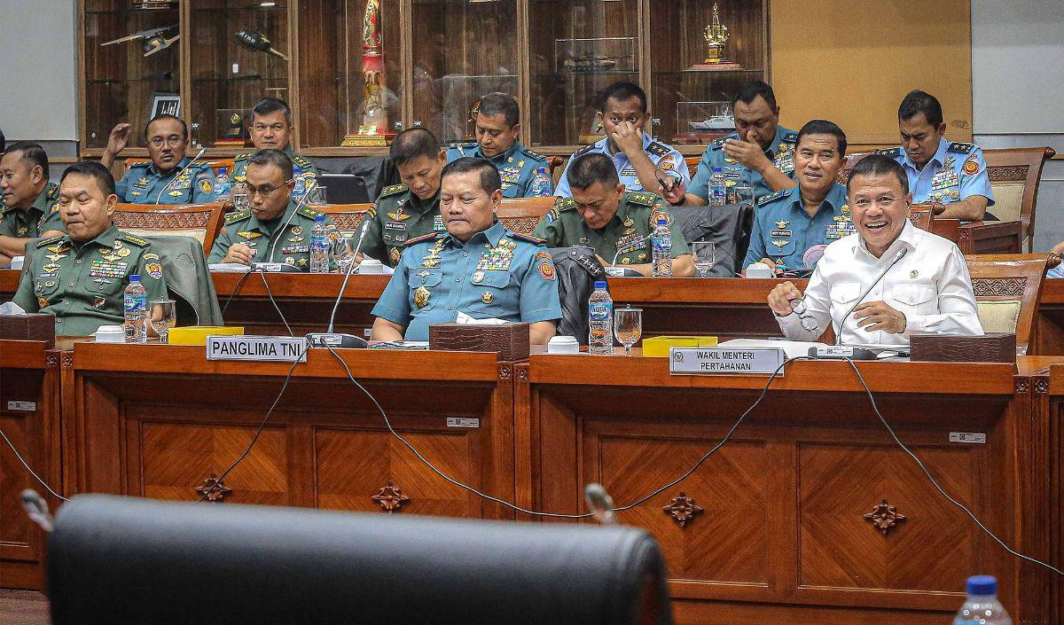"Jadi alhamdulillah ini kita bahas minggu lalu belum ada dukungan jadi sudah ada dan untuk kenaikan gaji berupa Rp1.671.963.798.000, untuk tambahan belanja nanti dipaparkan lebih jelas oleh pak Wamenhan," papar politikus Golkar ini.