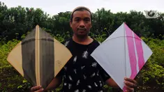 Bang Jalil (45), pedagang layangan di kawasan Kanal Banjir Timur (KBT), Jakarta, Selasa (28/3/2023). (merdeka.com/Imam Buhori)