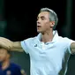 Pelatih Fiorentna, Paulo Sousa mengintruksikan pemainnya saat bertanding melawan Barcelona di International Champions Cup (ICC) 2015 di Stadio Artemio Franchi, Senin (3/8/2015). Fiorentina menang atas Barcelona dengan Skor 2-1. (AFP PHOTO/TIZIANA FABI)