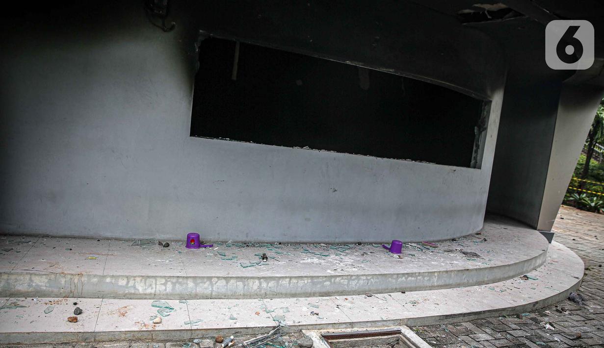 Kondisi Pos Polisi Subsektor Pejompongan pasca dibakar pihak tak dikenal usai aksi berujung ricuh di depan Gedung DPR/MPR RI, Jakarta, Selasa (12/4/2022). Pospol tersebut dibakar tepat setelah ada bentrokan yang melibatkan pihak kepolisian di sekitar lokasi kejadian. (Liputan6.com/Faizal Fanani)