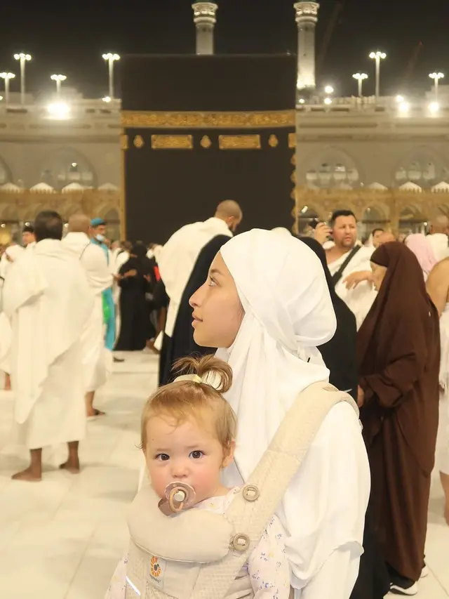 6 Pesona Anggun Jennifer Coppen dalam Balutan Hijab saat Umrah