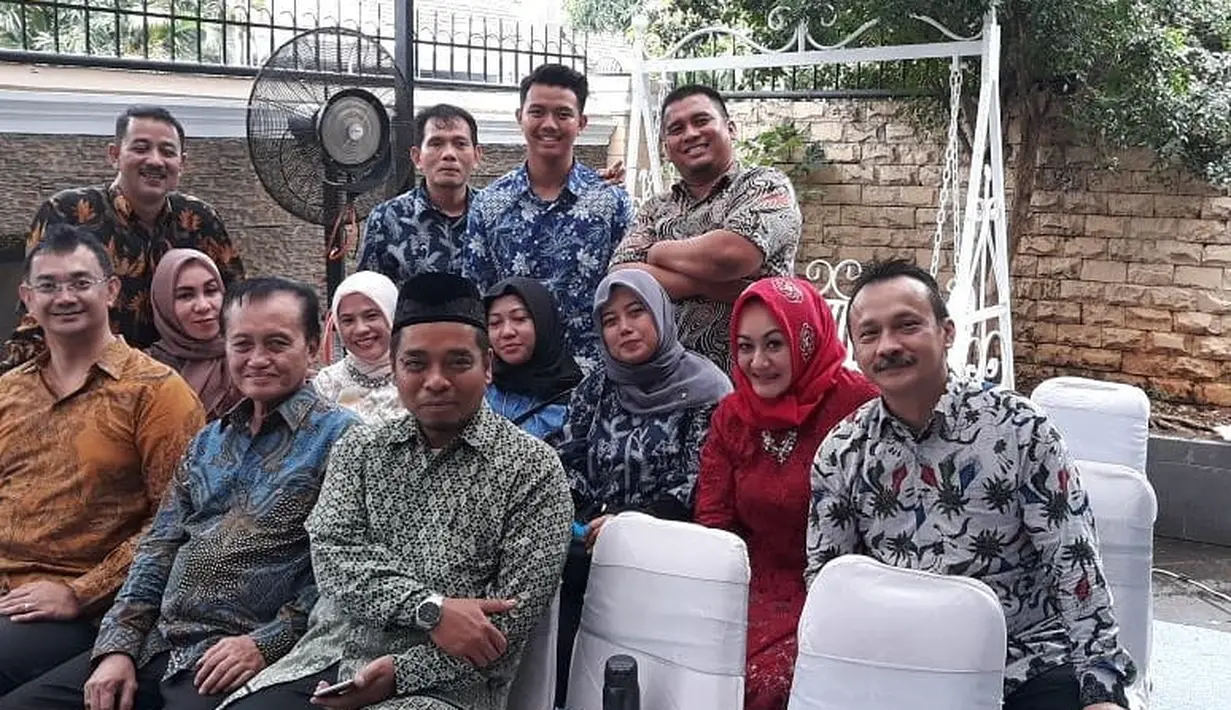 Anak Adi Bing Slamet baru saja dilamar oleh sang kekasih, Rizky Alatas pada Minggu (17/12/2017). Kisah cinta pasangan ini telah terjalin sekitar empat tahun. Warganet pun rame-rame mendoakan pasangan segera nikah. (Instagram/janahabs)