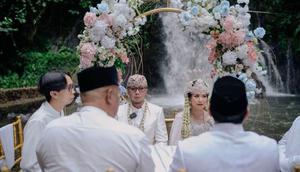 Sepasang kekasih menggelar akad nikah di Curug Dayang Sumbi, Subang, Jawa Barat (dok. Tangkapan Layar Tiktok @villa.sarialam/https://vt.tiktok.com/ZSP4SemhP/Salsa Nur Fadillah).