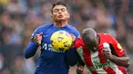 Pemain Chelsea Thiago Silva (kiri) duel memperebutkan bola dengan pemain Brentford Yoane Wissa pada pertandingan sepak bola Liga Premier Inggris di Stadion Stamford Bridge, London, Inggris, Sabtu (28/10/2023). (AP Photo/Ian Walton)