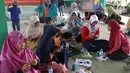 Ibu PKK mengikuti pelatihan merajut di RPTRA Pademangan Timur, Jakarta, Selasa (18/12). Pelatihan digelar guna meningkatkan kemampuan dan dapat memperkuat perekonomian keluarga dari hasil kerajinan yang dijualnya itu. (Liputan6.com/Immanuel Antonius)