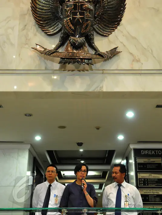 Mantan Menkeu Sri Mulyani (tengah) didampingi Kepala Biro Bantuan Hukum Kemenkeu Indra Surya (kanan) memberikan keterangan usai diperiksa Bareskrim Polri di Gedung Kementerian Keuangan, Jakarta, Senin (8/6/2015). (Liputan6.com/Andrian M Tunay)