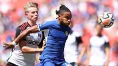 Pemain Chelsea, Christopher Nkunku, berebut bola dengan pemain Fulham, Luc De Fougerolles, pada laga Premier League Summer Series di FedEx Field di Maryland, Washington, Senin (31/7/2023). Chelsea menang dengan skor 2-0. (Photo by Tim Nwachukwu / GETTY IMAGES NORTH AMERICA / Getty Images via AFP)