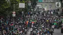 Kendaraan terpaksa berjalan tersendat di Jalan Rasuna Said, Kuningan, Jakarta, Rabu (22/1/2020). Kemacetan di depan Kantor Kemenkumham ini  imbas dari unjuk rasa warga Tanjung Priok yang memprotes dan menuntut Menkumham Yasonna Laoly minta maaf. (Liputan6.com/Faizal Fanani)