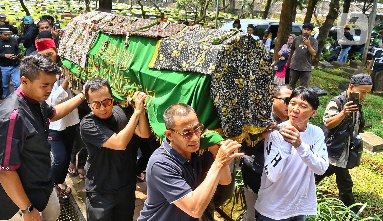 Iffet Veceha atau Bunda Iffet merupakan ibu kandung dari personel Slank Bimo Setiawan Almachzumi atau yang akrab disapa Bimbim. (Liputan6.com/Angga Yuniar)