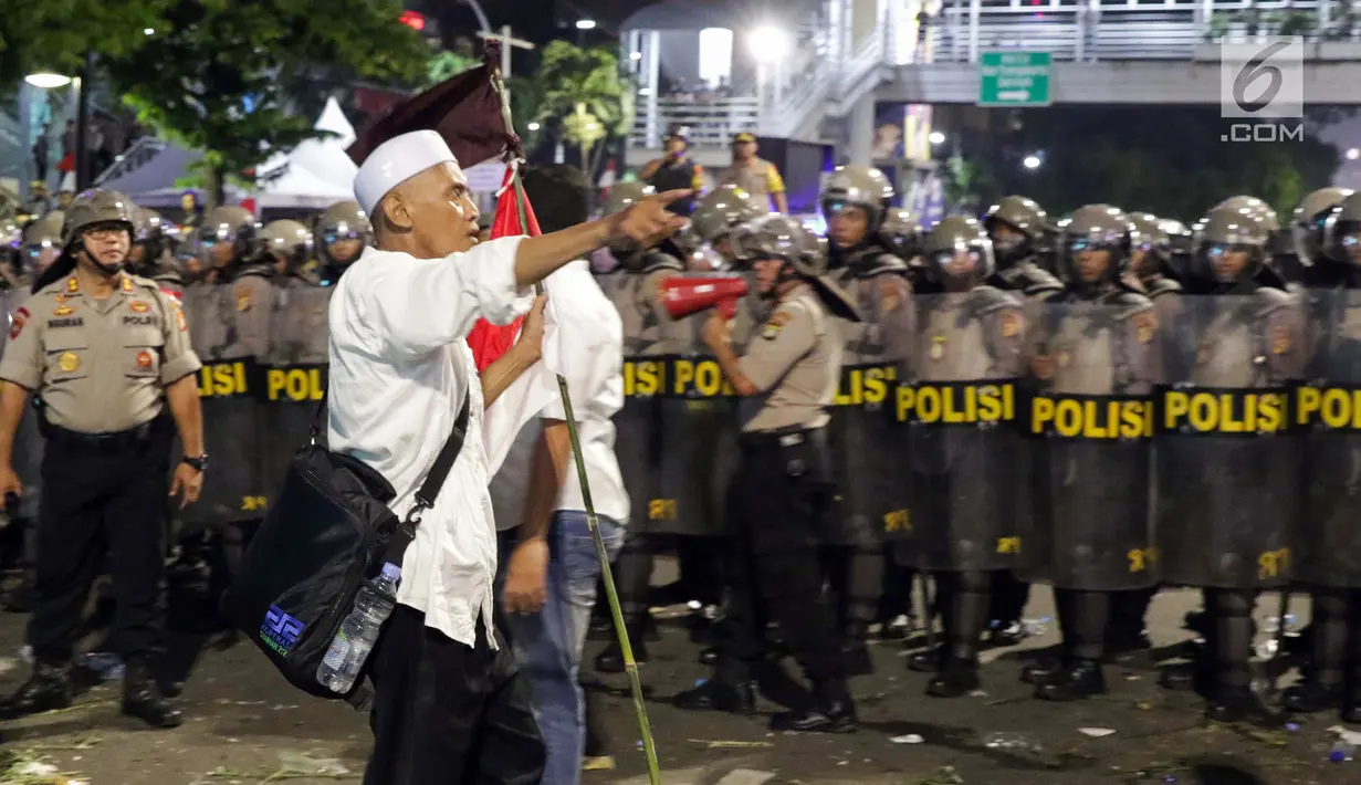 Peserta aksi massa Gerakan Nasional Kedaulatan Rakyat saat membubarkan diri usai unjuk rasa di depan Gedung Bawaslu, Jakarta, Selasa (21/5/2019). Dalam aksinya, mereka meminta Bawaslu memeriksa hasil Pemilu 2019 yang dinilai banyak kecurangan. (Liputan6.com/Helmi Fithriansyah)
