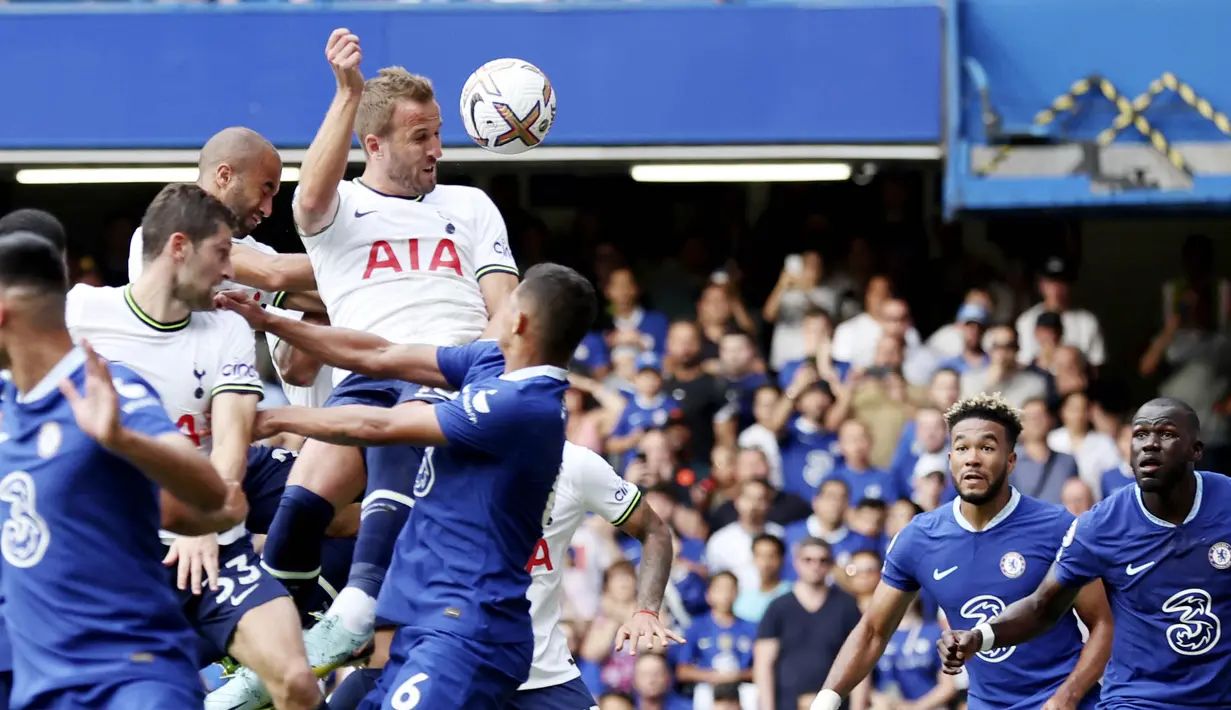 <p>Tottenham secara dramatis menyamakan kedudukan lewat sundulan Kane di menit ke-90+6. Ia berhasil memanfaatkan kemelut di depan gawang Chelsea lewat situasi sepak pojok. (AP/Ian Walton)</p>
