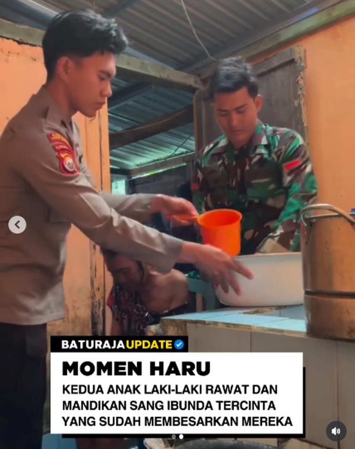 Momen Abang Adik TNI Polri Memandikan Ibunya yang Sakit, Netizen 'Dua Saudara Mandikan Surganya'