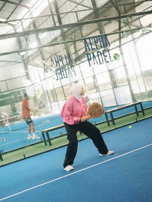 Di kesempatan lain, Nina kembali bereksperimen dengan warna cerah. Kali ini, ia memilih jaket zipper pink cerah yang dipadukan dengan hijab instan bernuansa nude pink dan celana jogger hitam. Hasilnya adalah tampilan sporty hijab yang playful namun tetap praktis untuk bergerak di lapangan.  [@ninazatulini22].