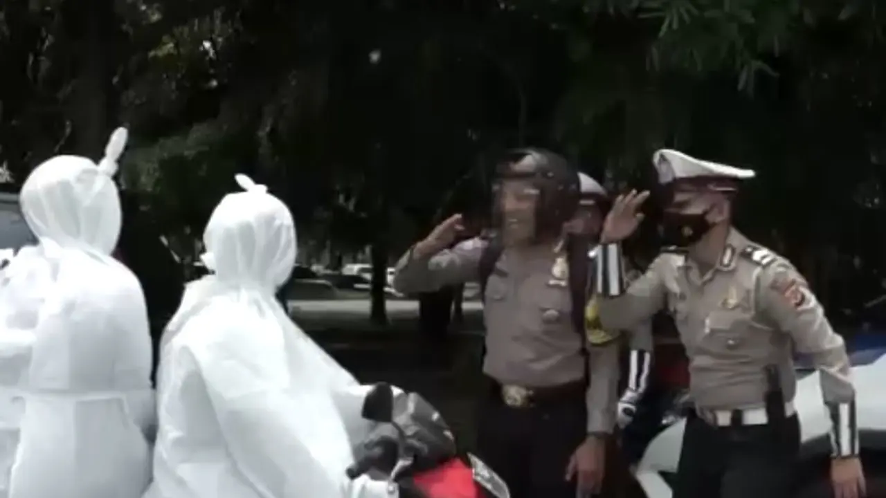 Pembuatan video lucu dan ringan yang bertujuan mengedukasi masyarakat tentang tertib berlalu lintas, dinilai cukup efektif menarik massa.