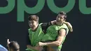 Pemain depan Barcelona Robert Lewandowski (kanan) dan rekannya Gavi melompat saat sesi latihan jelang ditantang Viktoria Plzen pada matchday 1 Grup C Liga Champions 2022/2023, di Ciudad Deportiva dekat Barcelona, Selasa (6/9/2022).  Dengan perbedaan kualitas skuad di antara keduanya, Barcelona seharusnya bisa melalui laga pertama ini tanpa kesulitan. (Josep LAGO / AFP)