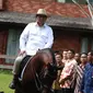 Ketua Umum Partai Gerindra Prabowo Subianto mengajak Presiden Joko Widodo (Jokowi) untuk naik kuda di kediamannya di Hambalang, Bogor, Senin (31/10). Jokowi dan Prabowo usai melakukan pertemuan tertutup selama hampir 2 jam. (Liputan6.com/Faizal Fanani)