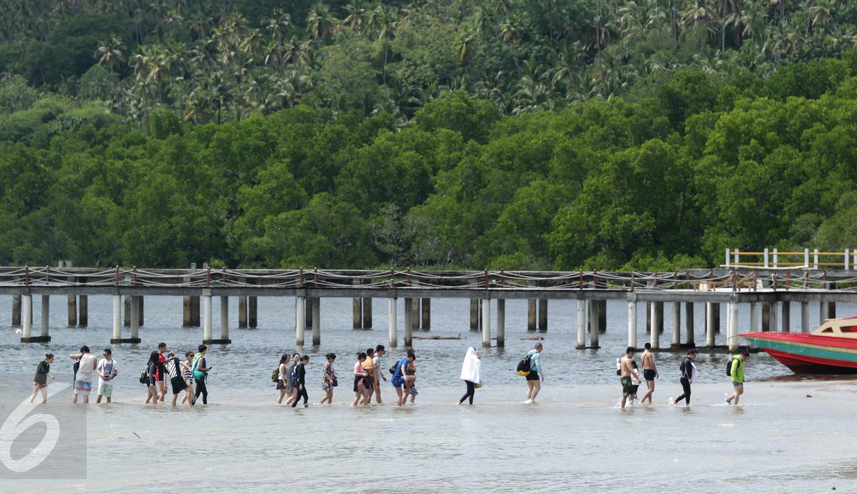 <p>Turis mancanegara usai melihat keindahan taman laut di Pulau Bunaken, Manado, Sabtu (17/12). Tiongkok mendominasi kunjungan wisatawan mancanegara (wisman) di Manado pada pertengahan tahun hingga mencapai 34 ribu wisatawan. (Liputan6.com/Fery Pradolo)</p>