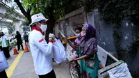 Sandiaga Uno membagikan sembako kepada warga di Jakarta Selatan. (Istimewa)