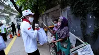 Bareng GKC Jokowi, Sandiaga Bagi-Bagi Sembako di Jakarta Selatan
