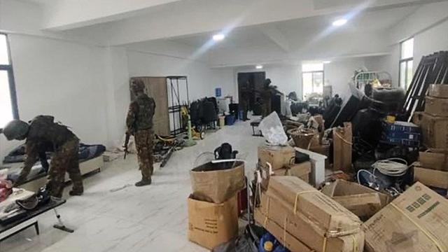Dalam foto yang dirilis oleh militer Myanmar pada 19 Oktober 2025, para tentara disebut melakukan penggerebekan di pusat penipuan daring KK Park yang berlokasi di Myawaddy, Negara Bagian Karen.