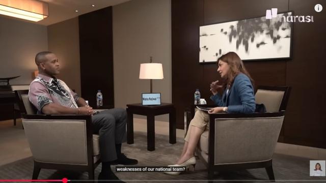 Diwawancara Najwa Shihab, Patrick Kluivert Pilih Pakai Kemeja Batik.  foto: Youtube Najwa Shihab