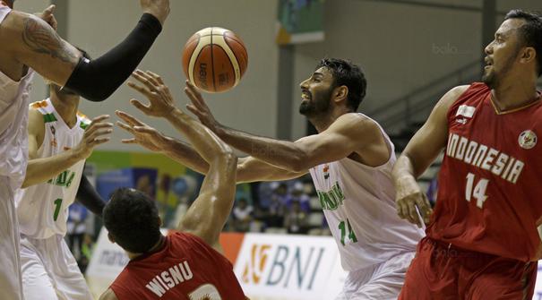 Arki Wisnu berebut bola dengan Yadwinder Singh (14) asal India pada penyisihan Grup A turnamen invitasi sebagai ajang test event Asian Games 2018 di Hall Basket Senayan pada Jumat (9/2/2018) (Bola.com/Peksi Cahyo)