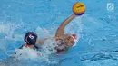 Pemain Polo Air Putri Indonesia, Febrika Indirawati (kanan) berebut bola dengan pemain Hong Kong, NG Wai Yiu saat laga penyisihan grup A Asian Games 2018, Jakarta, Jumat (17/8). Indonesia unggul tipis 9-8. (Liputan6.com/Helmi Fithriansyah)