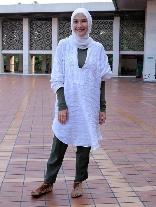 Menurut bintang sinetron Para Pencari Tuhan jilid 1-6 itu, bersama ratusan jamaah yang didominasi ibu-ibu itu menghatamkan Alquran dalam waktu satu jam secara bersama-sama alias gotong royong. (Deki Prayoga/Bintang.com)