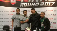 Suasana sesi jumpa pers jelang final Liga 2 2017 di Hotel Courtyard, Dago, Bandung, Senin (27/11/2017), yang mempertemukan Persebaya vs PSMS. (Bola.com/Ronald Seger Prabowo)