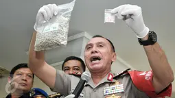 Kapolda Metro Jaya Irjen Pol M Iriawan memperlihatkan barang bukti saat merilis pengungkapan sejumlah kasus peredaran narkoba, 15 Desember 2016 hingga 9 Januari 2017, di Polda Metro Jaya, Jakarta, Rabu (11/1). (Liputan6.com/Yoppy Renato)