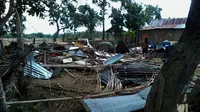 Angin puting beliung memorak-porandakan 3 desa di Kabupaten Bulukumba, Sulawesi Selatan, Minggu (29/11/2015). (Liputan6.com/Eka Hakim)