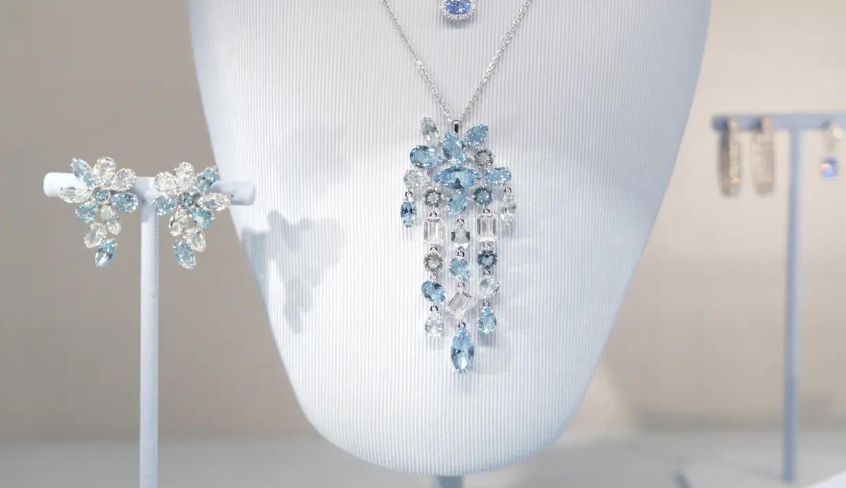 Ekspresikan gaya pribadi Anda dan rasakan dunia kristal dan perhiasan yang mendalam hari ini. Salah satu highlight yang tidak boleh dilewatkan adalah Hot Zone yang menampilkan beberapa karya paling mencolok dari masing-masingnya koleksi.  [ Foto dok: Swarovski]