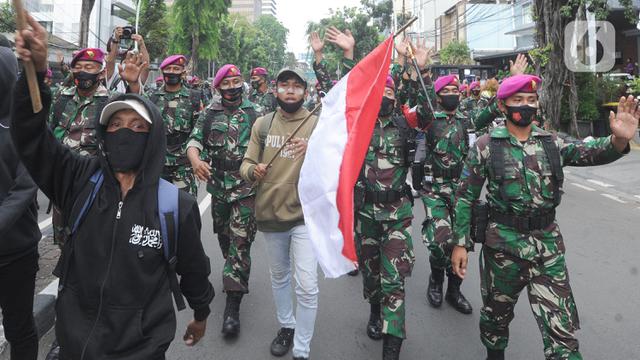 Pendekatan Humanis Marinir TNI AL Halau Massa Pendemo