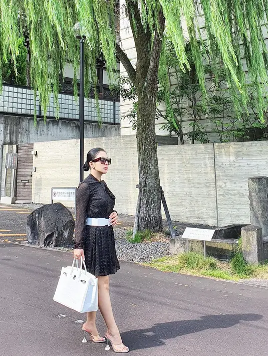 Tas yang ditentengnya kali ini adalah tas Hermes yang diciptakan secara terbatas, hanya 100 buah di dunia. Syahrini terlihat membawa Hermes 35cm Nuage Matte Alligator Birkin Bag yang harganya ditaksir sekitar Rp1.800.000.000. Foto: Instagram.