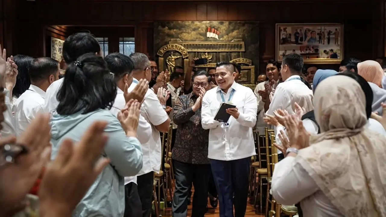 Gubernur DKI Jakarta Pramono Anung bertemu Sekretaris Kabinet (Seskab) Teddy Indra Wijaya di Gedung Sekretariat Kabinet, Jakarta Pusat, Senin (27/7/2026). (Liputan6/Lisza Egeham)