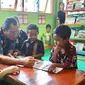 Gabriel bersama Bapak Bupati Nagekeo Dr Johannes Don Bosco dan Pendiri Taman Bacaan Pelangi Nila Tanzil.&nbsp; foto: dok.&nbsp;Taman Bacaan Pelangi