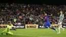 Kiper Eibar, Yoel, berusaha menghalau tendangan striker Barcelona, Luis Suarez pada laga pekan terakhir La Liga di Camp Nou, Minggu (21/5/2017). Barcelona menang 4-2. (AP/Manu Fernandez)
