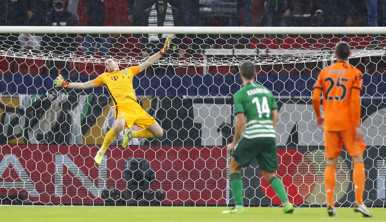 Penjaga gawang Ferencvaros Denes Dibusz mencoba melakukan penyelamatan saat menghadapi Juventus pada pertandingan Grup G Liga Champions di Puskas Arena, Budapest, Hungaria, Rabu (4/11/2020). Juventus menang 4-1. (AP Photo/Laszlo Balogh)