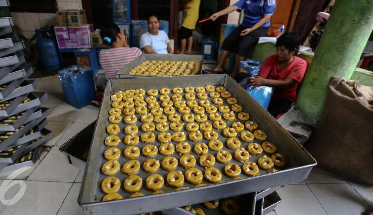 Kue kering Lebaran siap untuk dipanggang, di Kawasan Kwitang, Senen, Jakarta, Senin (29/6). Meskipun Lebaran masih beberapa pekan kedepan, produksi kue kering di sentra tersebut meningkat dua kali lipat dari hari biasanya. (Liputan6.com/Faizal Fanani)
