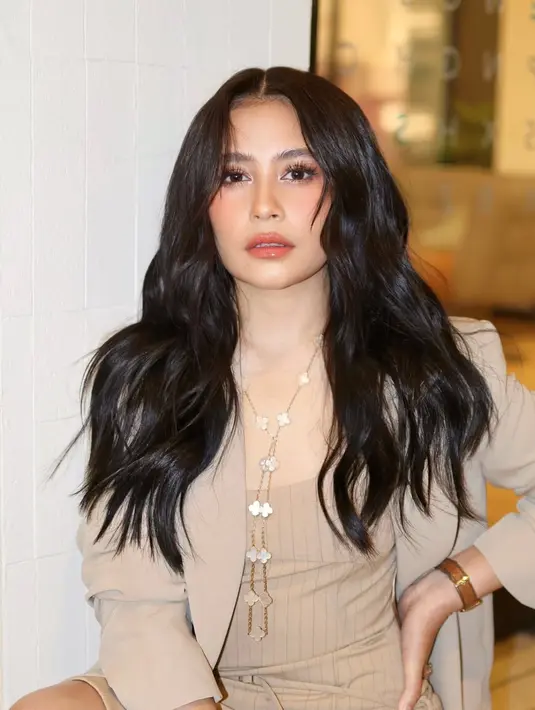 <p>Prilly Latuconsina kembali terlihat memukau di premiere film Hanya Namamu dalam Doaku. Ia tampil cantik effortless yang tuai pujian [@prillylatuconsina96]</p>